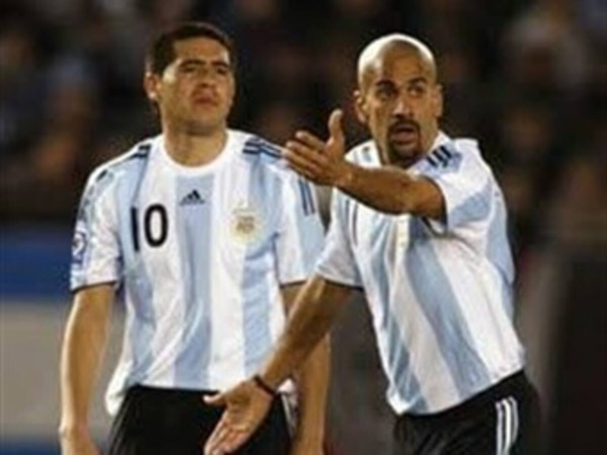 Riquelme y Verón serán bajas en primer choque entre Argentina y Brasil