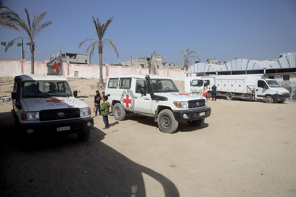 Cruz Roja en Gaza. Foto: Abdallah F.s. Alattar/Anadolu via Getty Images.
