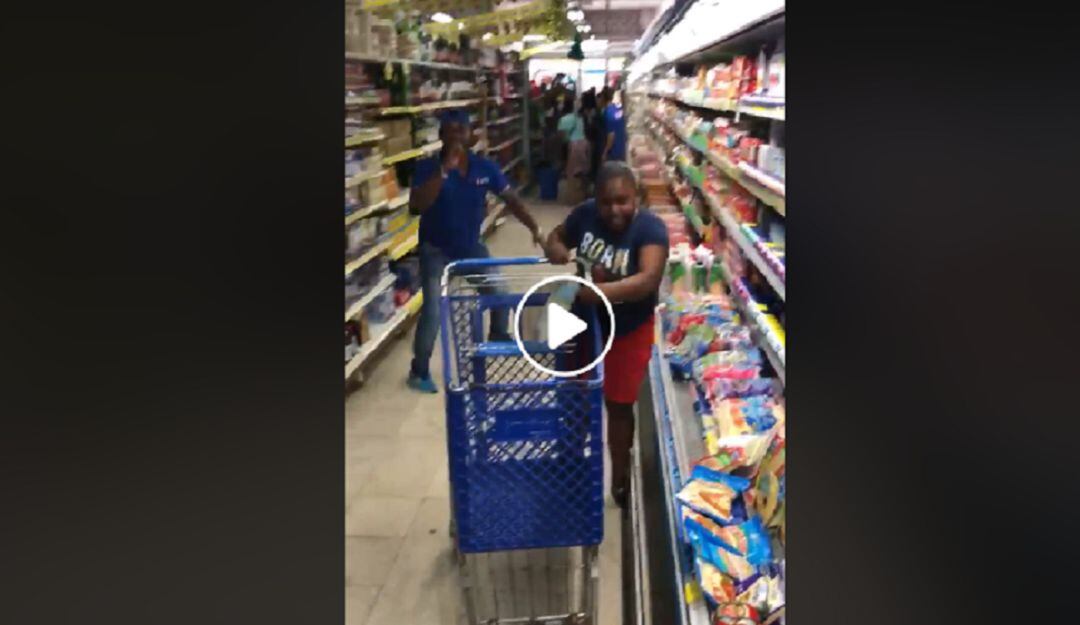 Así reaccionó mujer que ganó un minuto de mercado gratis