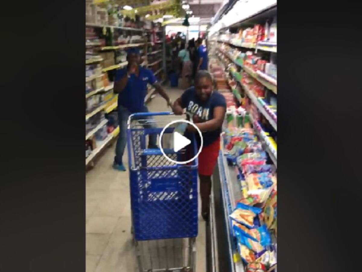 Así reaccionó mujer que ganó un minuto de mercado gratis