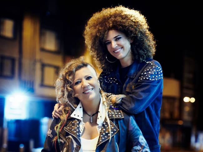 Inés Gaviria y Rosana cantan «Y si llueve»