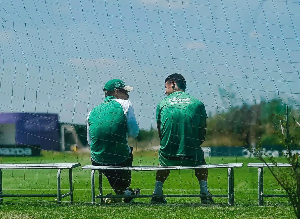 Ignacio Ambriz y su charla con James Rodríguez / Instagram: Club León.