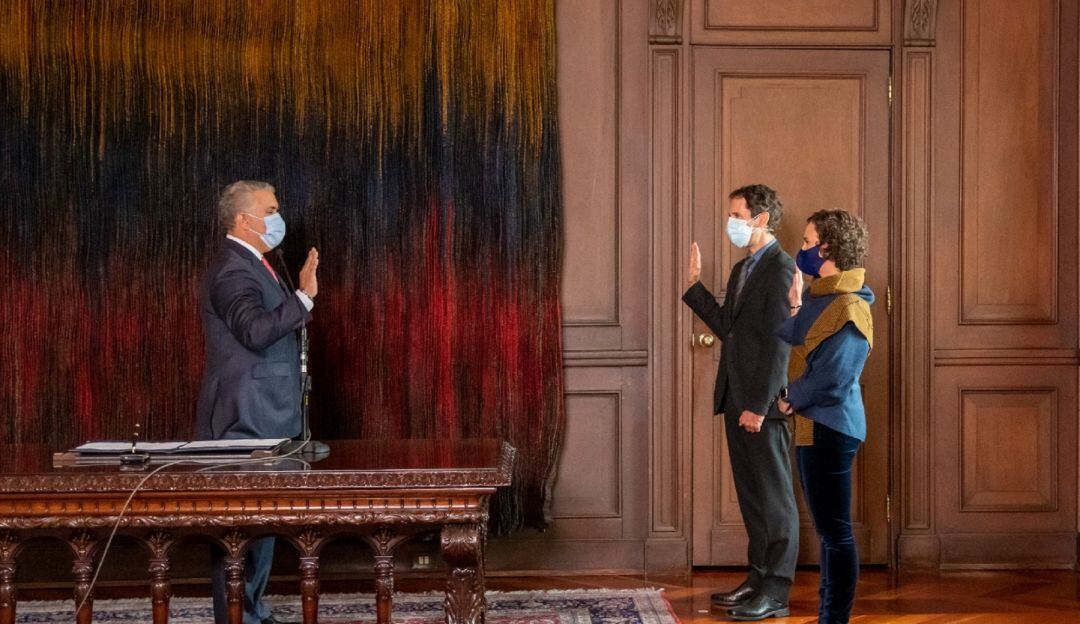 El presidente posesionó a Bibiana Taboada, hija de la exministra de Interior Alicia Arango, y Mauricio Villamizar.