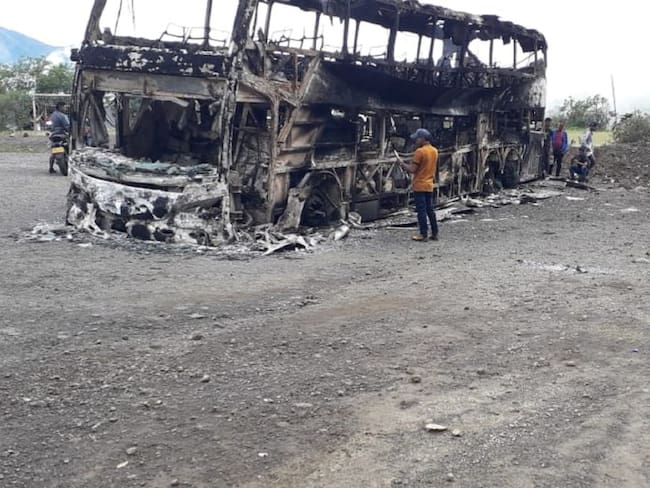 Incineran bus en Nariño
