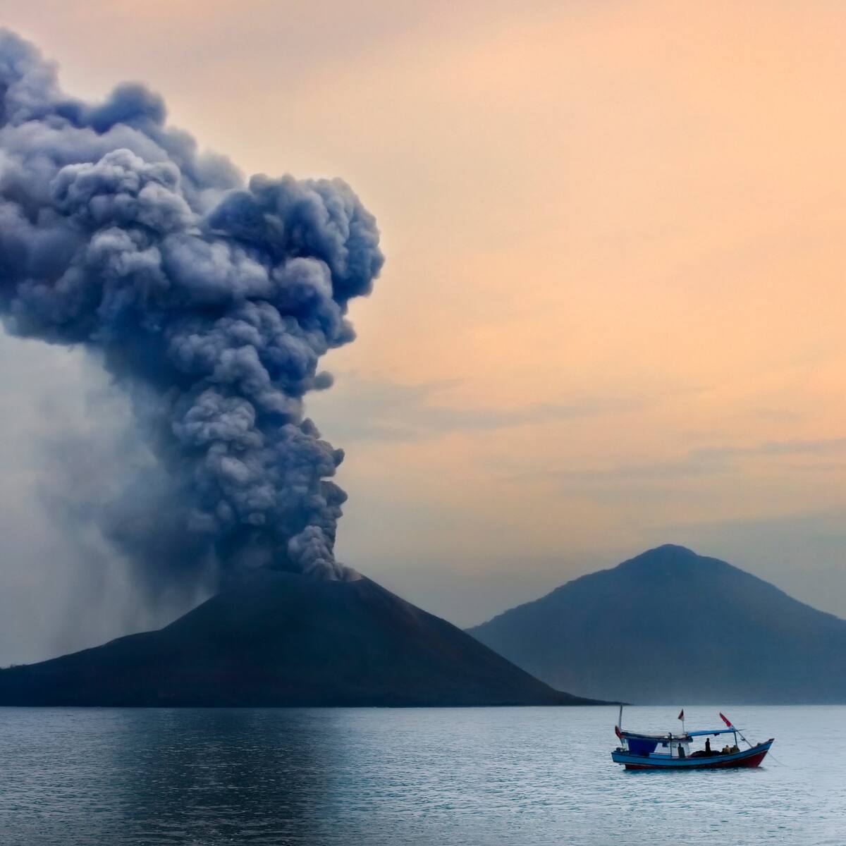Reabren aeropuertos de Indonesia cerrados por erupción volcánica