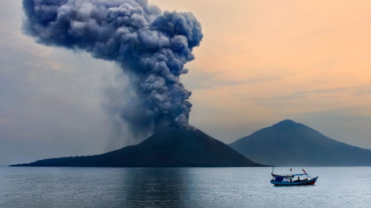 Reabren aeropuertos de Indonesia cerrados por erupción volcánica