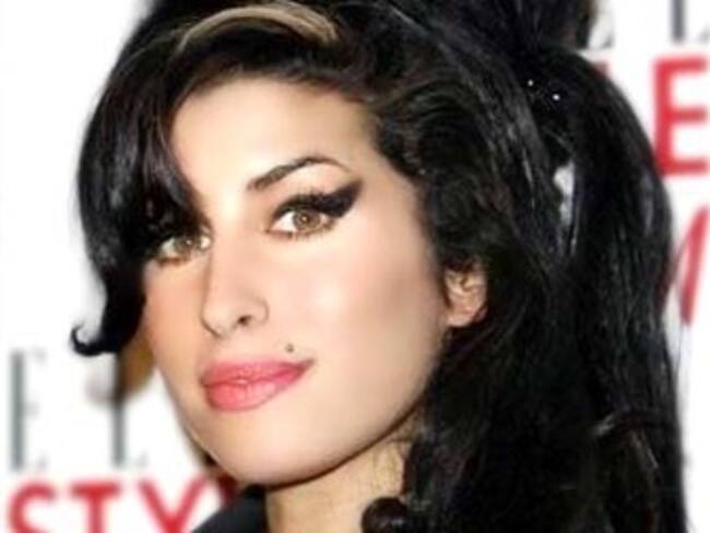 Admiradores de Amy Winehouse roban las placas de la plaza donde vivía