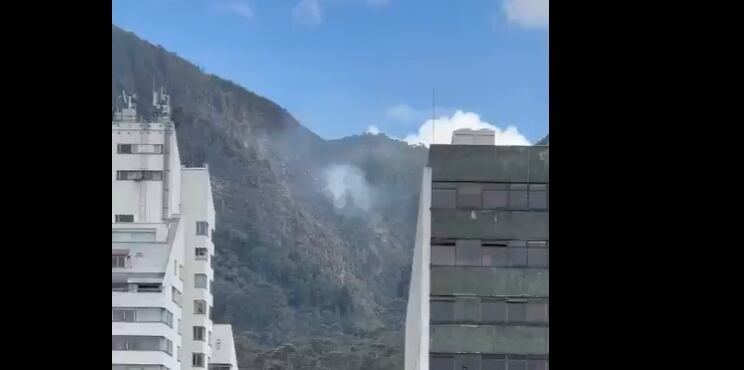 Se reactiva incendio en el cerro El Cable en el centro de Bogotá - Caracol Radio