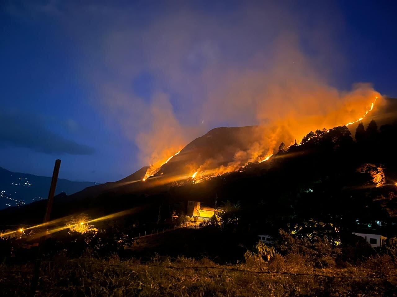 Gigantesco incendio en Copacabana, Antioquia. Foto: Denuncias Antioquia.