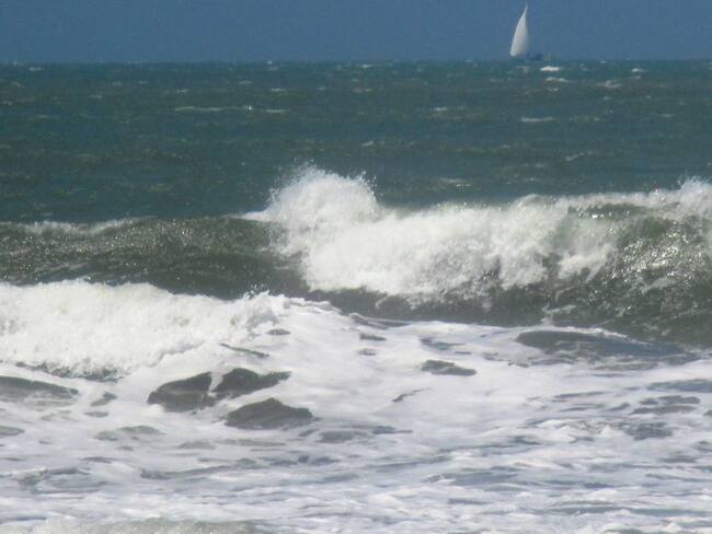 Bandera amarilla en el mar de Cartagena por condiciones climáticas adversas