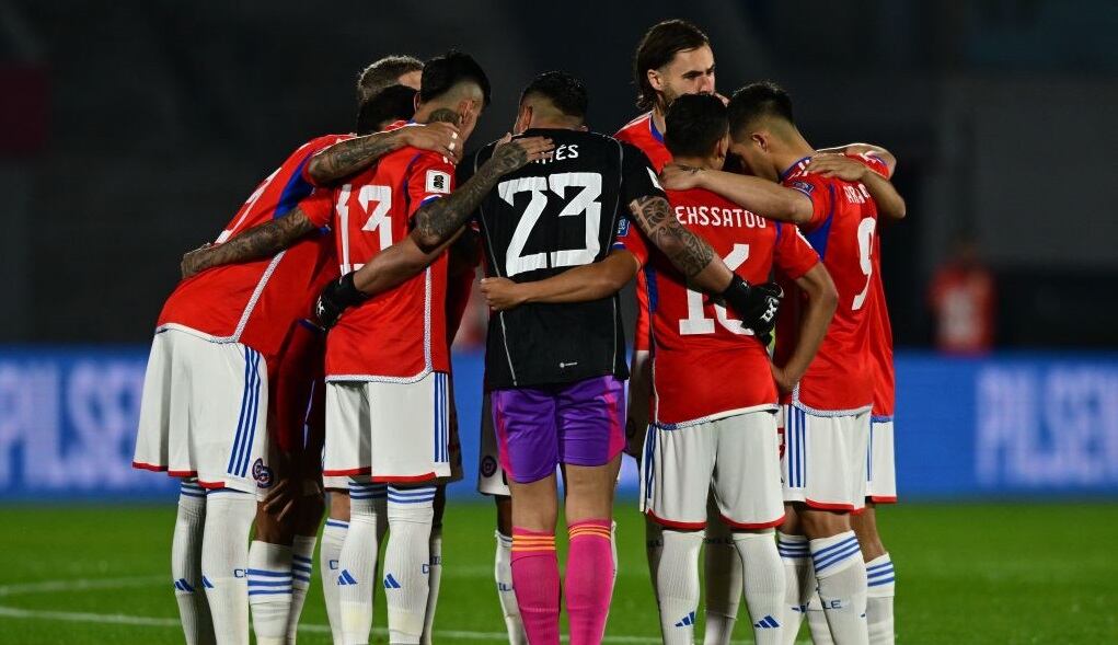 Chile en el enfrentamiento ante Uruguay en el inicio de las Eliminatorias(Photo by PABLO PORCIUNCULA/AFP via Getty Images)