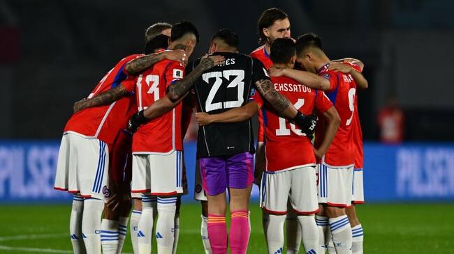 Chile en el enfrentamiento ante Uruguay en el inicio de las Eliminatorias(Photo by PABLO PORCIUNCULA/AFP via Getty Images)