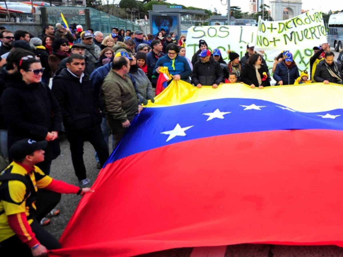 Decenas de venezolanos se manifiestan en Madrid contra Maduro