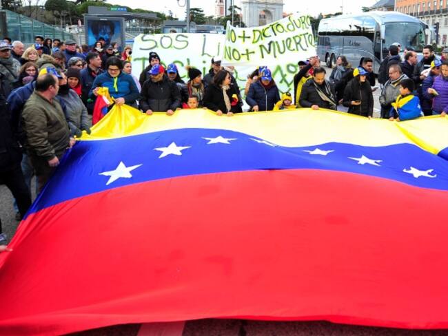 Decenas de venezolanos se manifiestan en Madrid contra Maduro