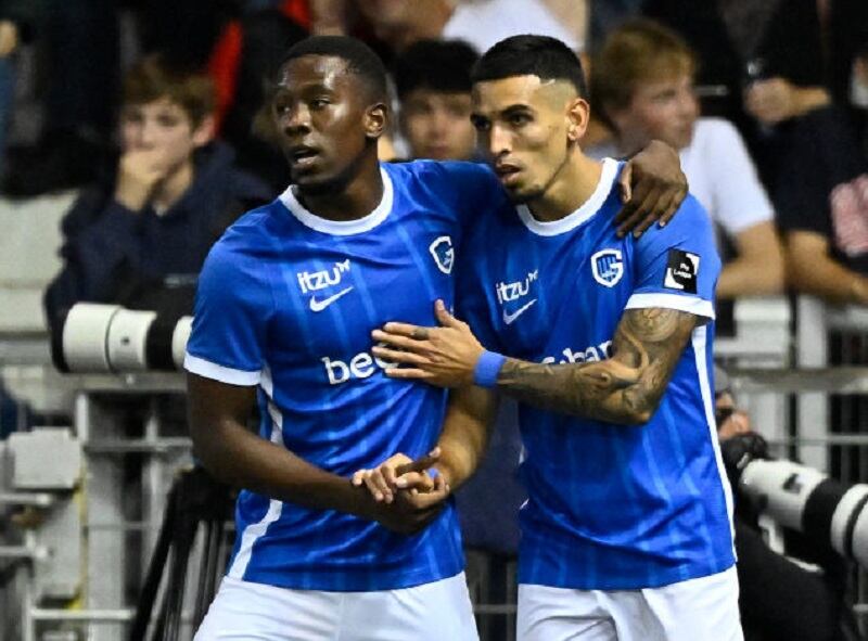 Carlos Cuesta y Daniel Munoz, jugadores colombianos del Genk de Bélgica (Photo by JOHAN EYCKENS/BELGA MAG/AFP via Getty Images)