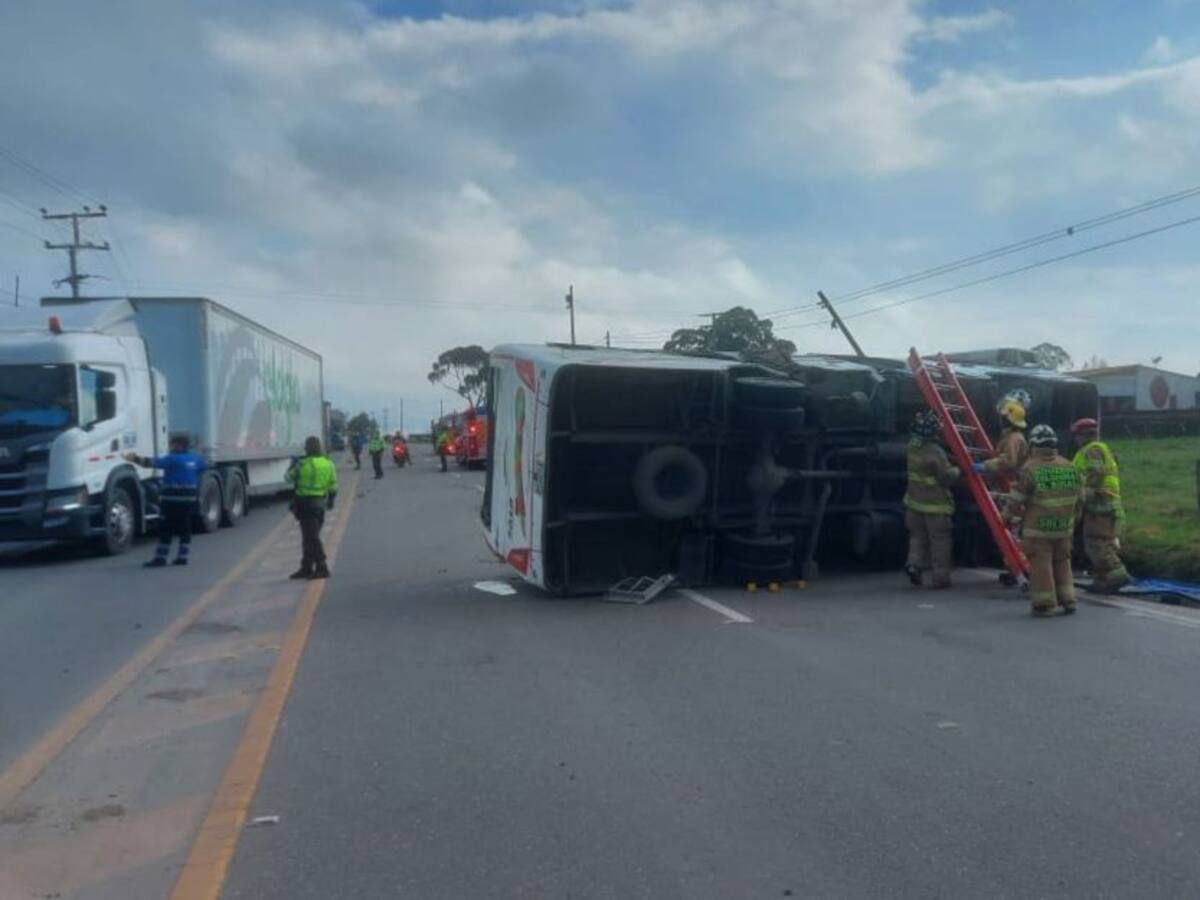Grave accidente de tránsito de bus intermunicipal en la vía Siberia - Cota