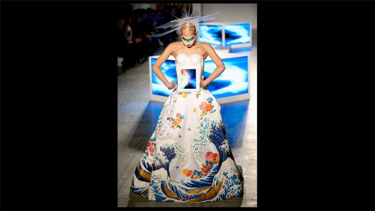 "Moda en movimiento" presenta pasarelas de alta costura a un público más amplio, con el bello fondo del Museo. En esta imagen se aprecia a una persona de la audiencia vistiendo elementos tradicionales japoneses que se aprecian en el show.