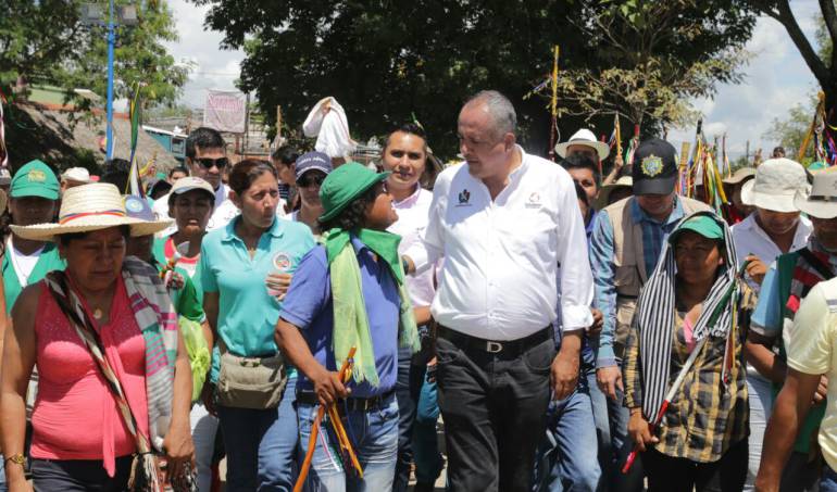 Gobernador del Tolima Oscar Barreto en reunión con las comunidades indígenas 