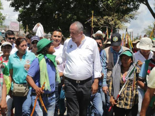 Gobernador del Tolima Oscar Barreto en reunión con las comunidades indígenas 