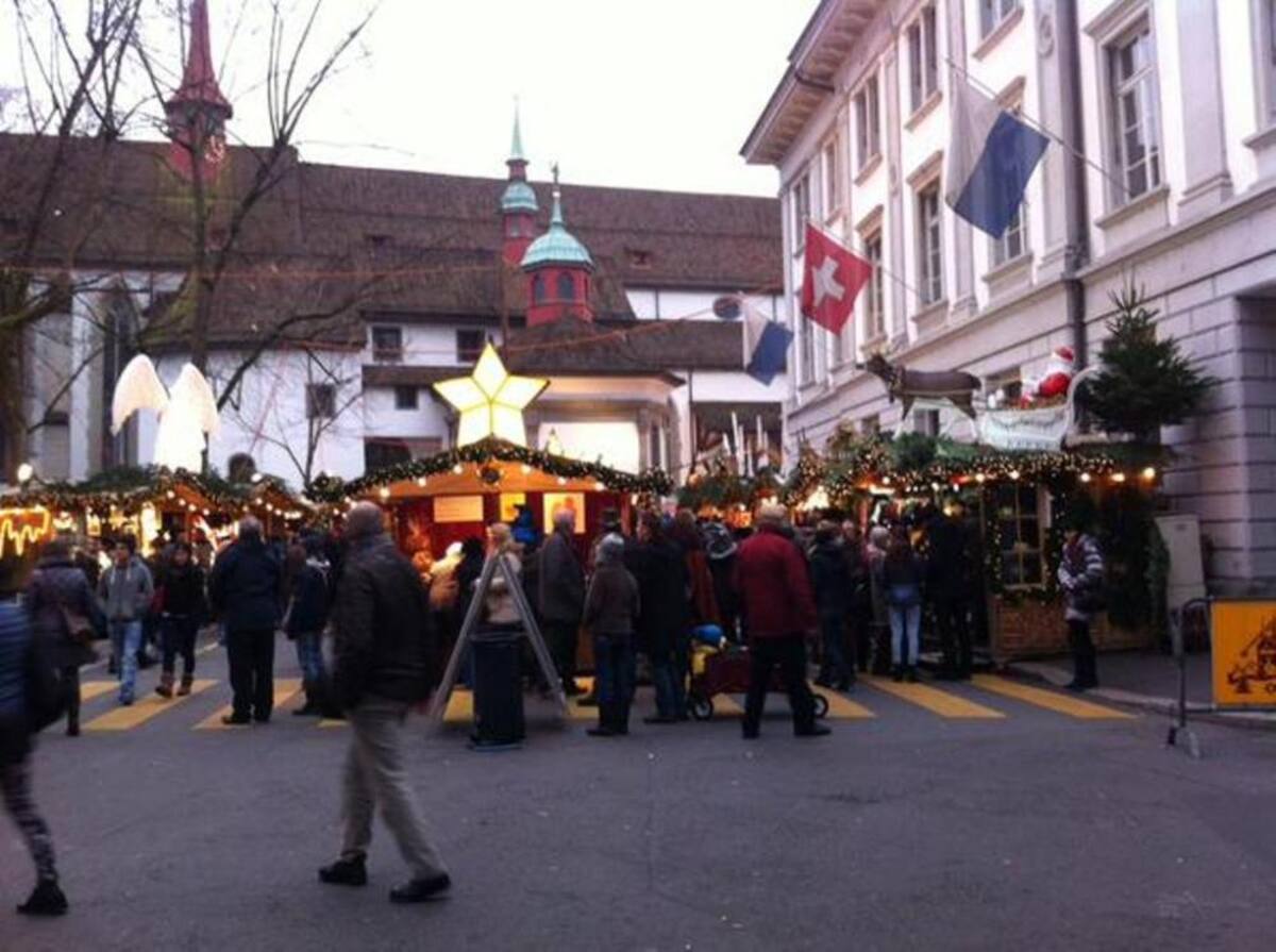 Árboles humanos, en los ríos y las ciudades más emblemáticas del mundo inundadas de luces y de la magia de la navidad. / Lucerna, Suiza.