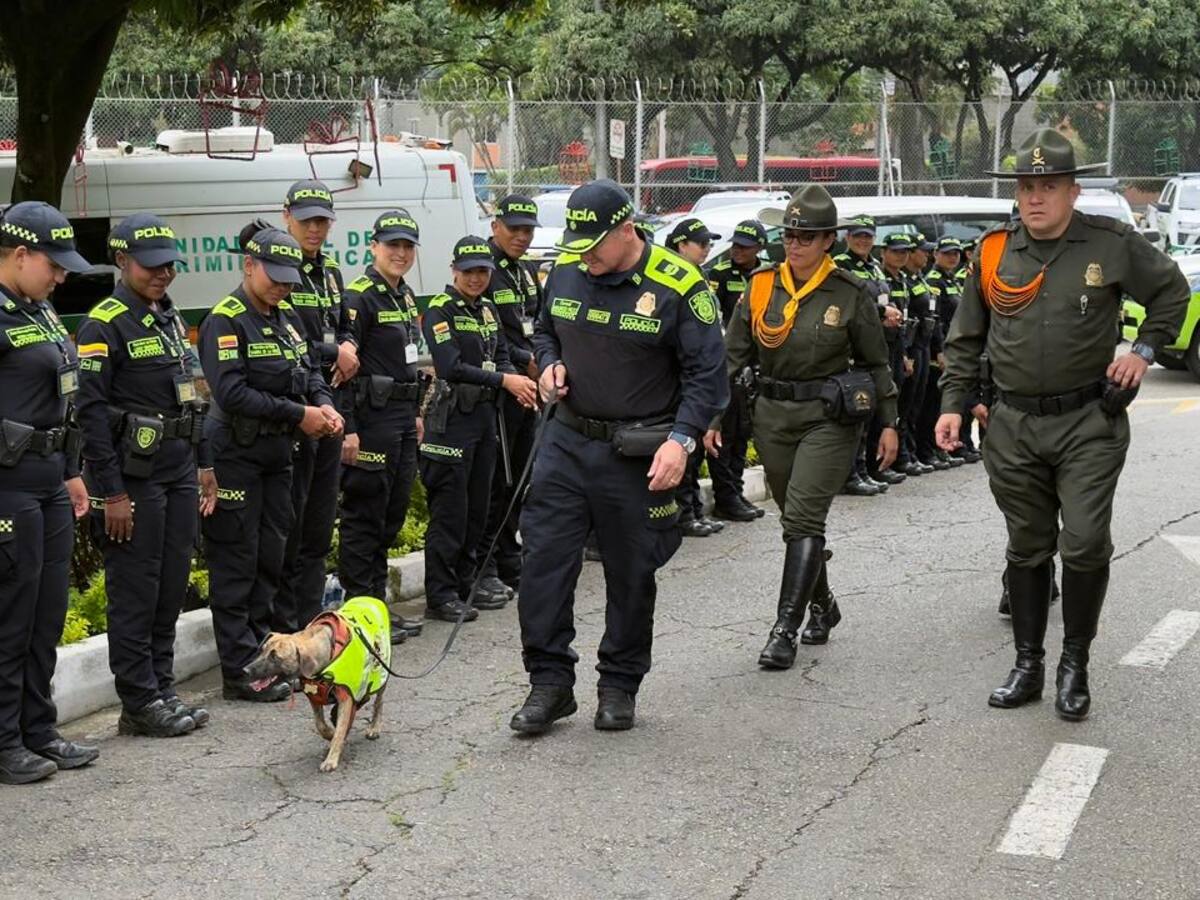 La Policía Antioquia adopta a Bizcocho, perro víctima de maltrato animal