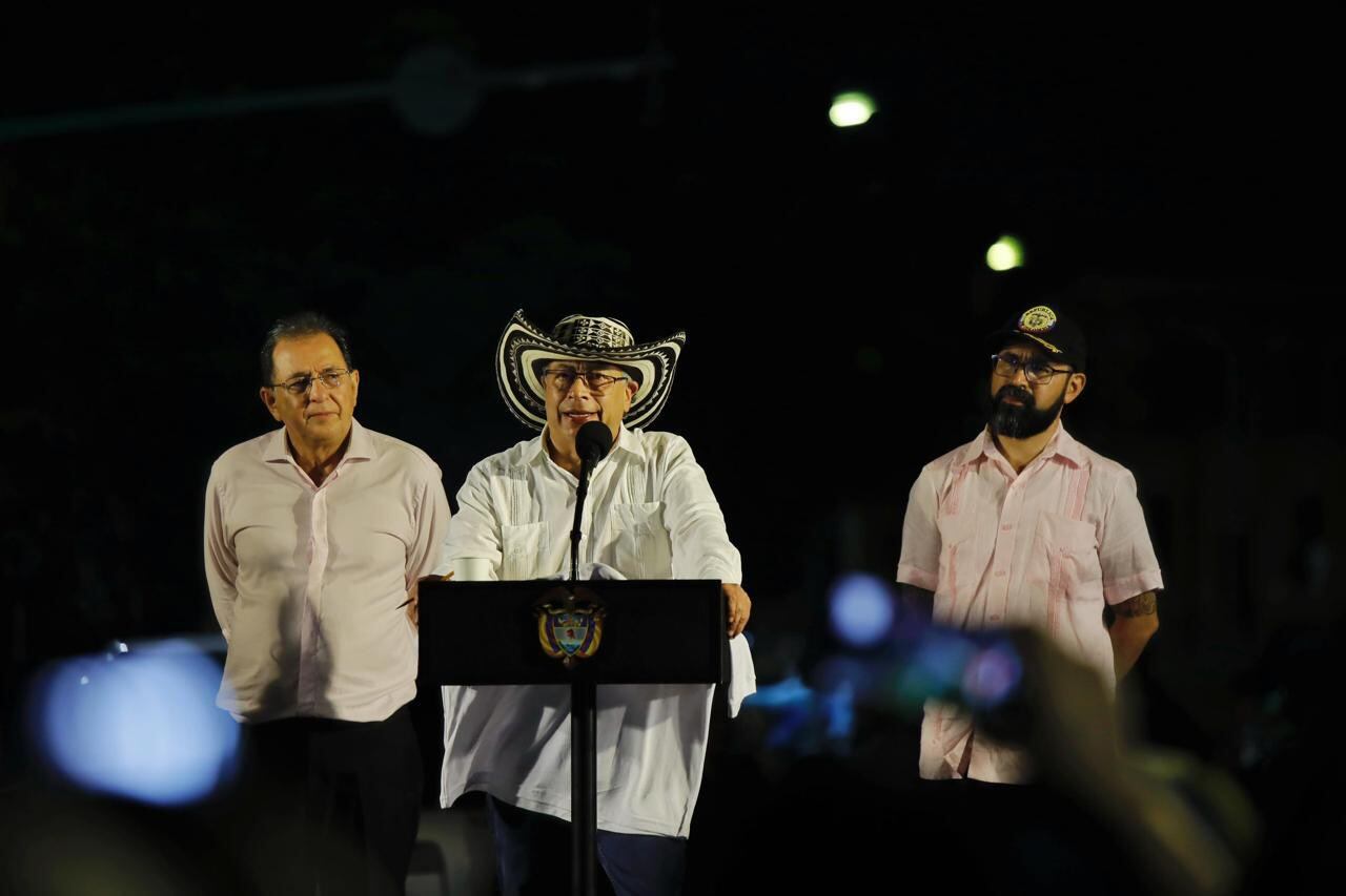 El director del Dapre, Jorge Rojas; el presidente, Gustavo Petro, y el ministro de Minas, Omar Camacho, durante un discurso en Barranquilla. (X - @andrescamachom_)