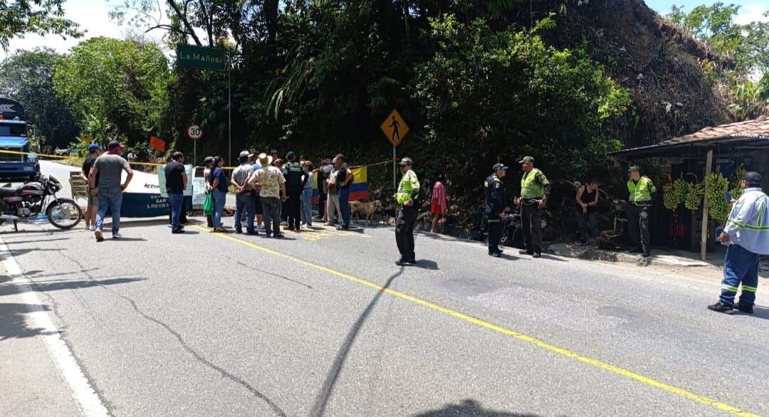 Bloqueos en la vía Medellín-Bogotá en el tramo El Santuario-Caño Alegre. Foto: Cortesía.