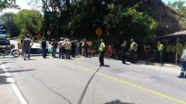 Bloqueos en la vía Medellín-Bogotá en el tramo El Santuario-Caño Alegre. Foto: Cortesía.