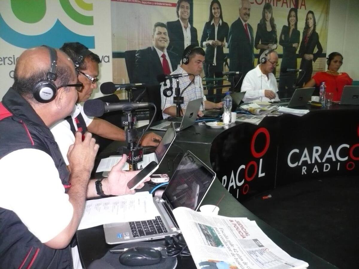 Darío Arizmendi y su equipo transmiten desde la sede de la Universidad Cooperativa en la capital de Magdalena. Fotos: Caracol Radio.