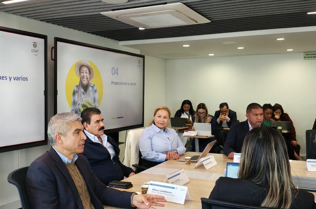 El mandatario propuso aumentar del 4 % al 8 % los recursos para fortalecer las oficinas de planeación de los municipios.