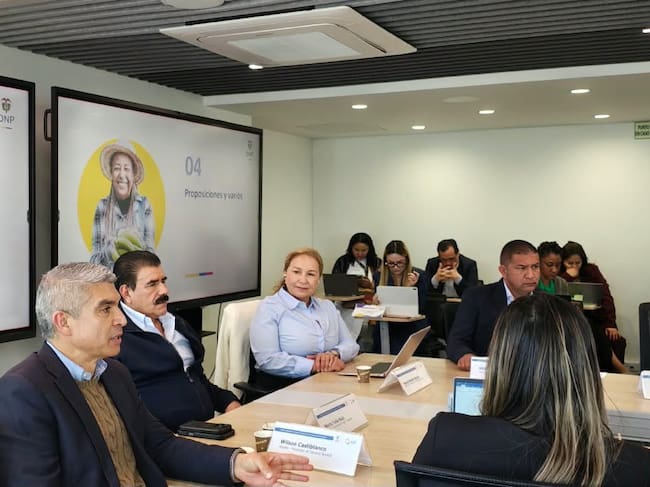 El mandatario propuso aumentar del 4 % al 8 % los recursos para fortalecer las oficinas de planeación de los municipios.