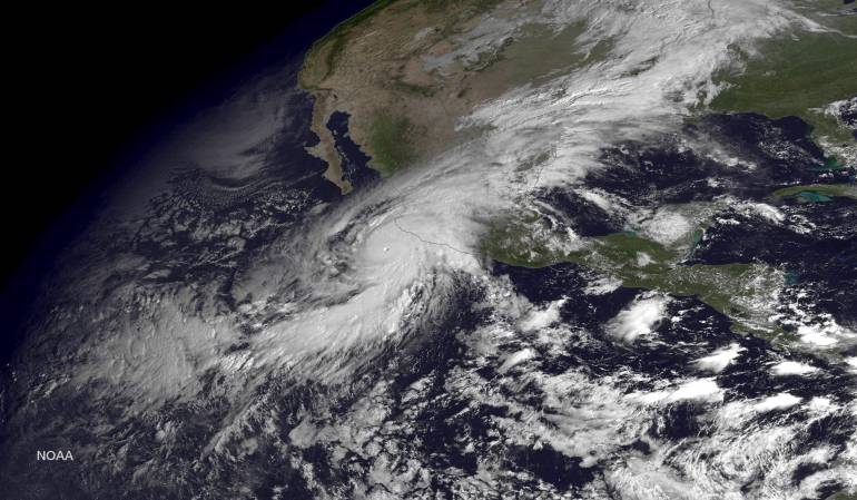 Una imagen de satélite en el que se aprecia a Patricia llegadando a la costa de México.