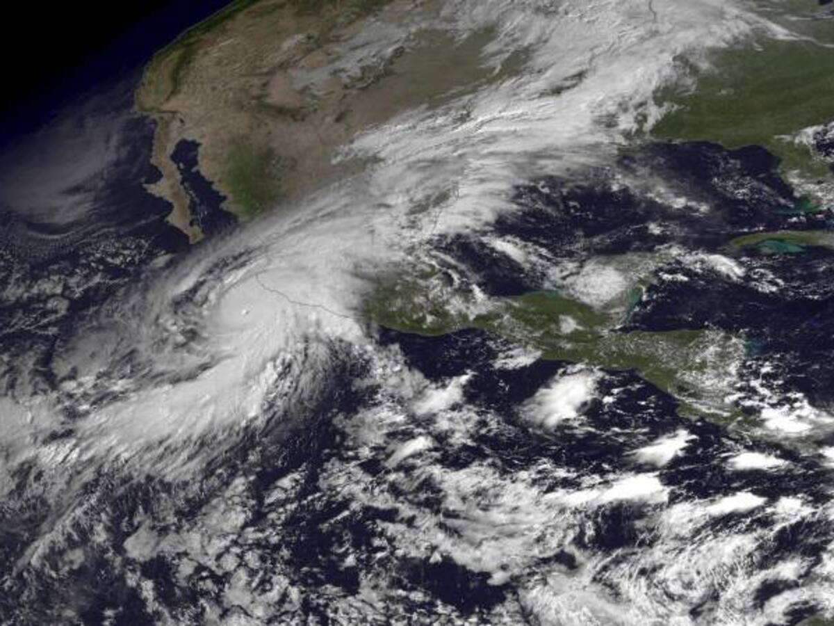 Huracán Patricia se degradó a tormenta tropical en territorio mexicano