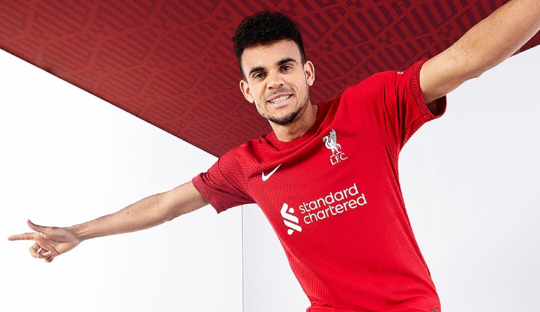 Luis Díaz con la nueva camiseta del Liverpool para la siguiente temporada