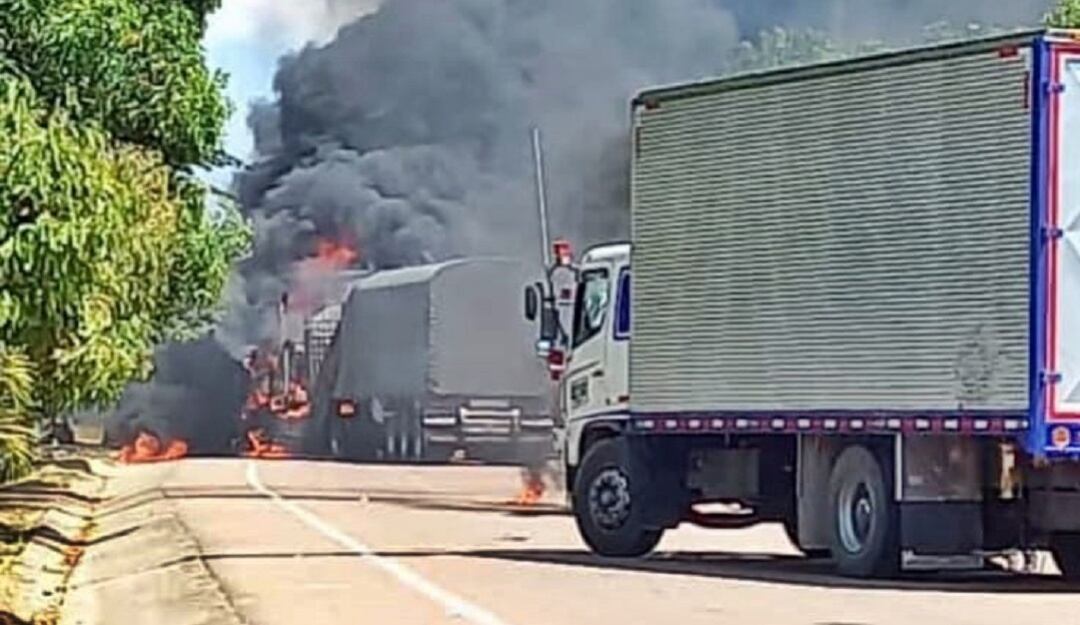 Dos camiones incinerados por el ELN