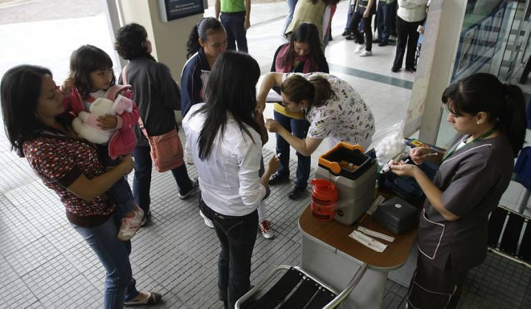 Imágenes de archivo de jornadas de vacunación contar el sarampión.