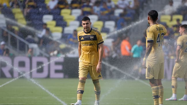 EVE6411. NASHVILLE (ESTADOS UNIDOS), 24/06/2025.- Rodrigo Battaglia (i) y Lautaro Di Lollo de Boca caminan entre los dispensadores de riego de agua este martes, en un partido del Mundial de Clubes entre Auckland City y Boca Juniors en el estadio Geodis Park en Nashville (EE.UU.). EFE/ Juan Ignacio Roncoroni