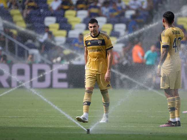 EVE6411. NASHVILLE (ESTADOS UNIDOS), 24/06/2025.- Rodrigo Battaglia (i) y Lautaro Di Lollo de Boca caminan entre los dispensadores de riego de agua este martes, en un partido del Mundial de Clubes entre Auckland City y Boca Juniors en el estadio Geodis Park en Nashville (EE.UU.). EFE/ Juan Ignacio Roncoroni