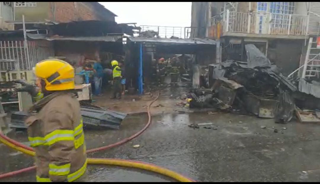Incendio en la Av Ciudad de Cali con carrera 27