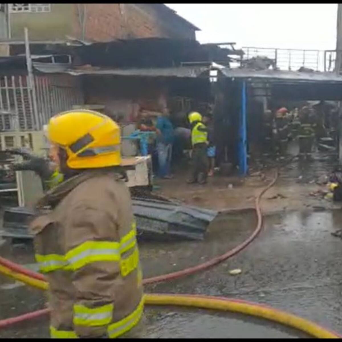 Incendio en bodega de reciclaje en el barrio Marroquín