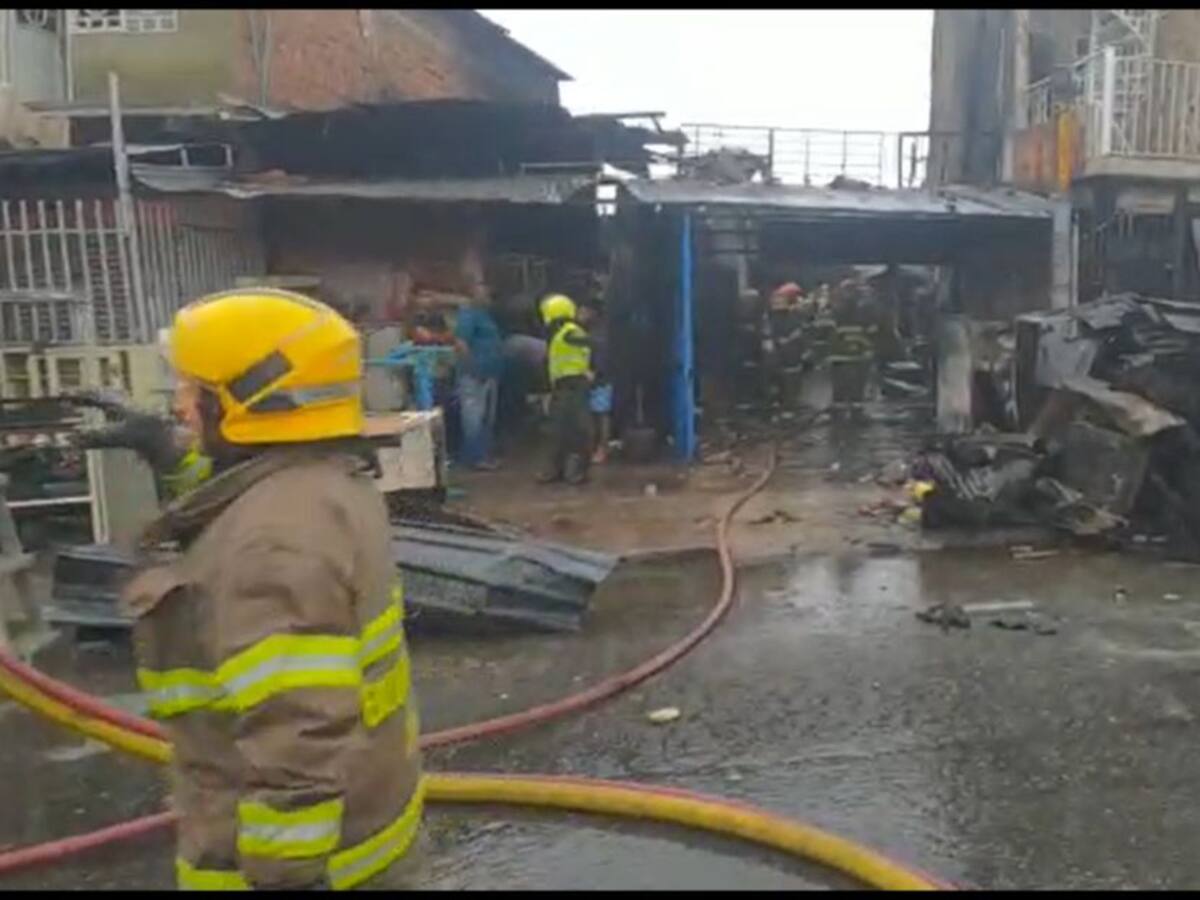 Incendio en bodega de reciclaje en el barrio Marroquín