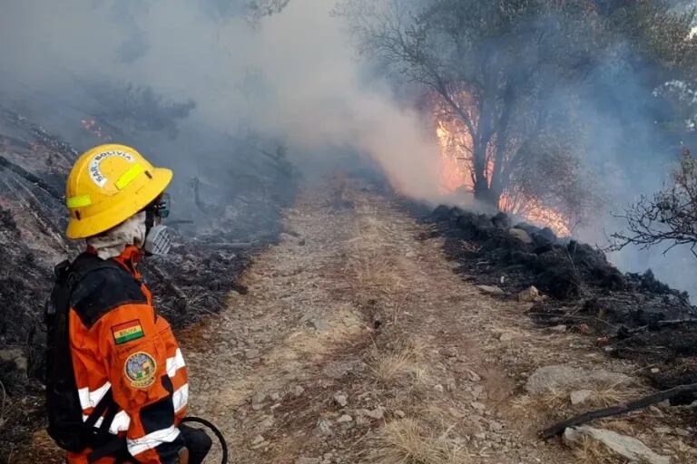 Fotografía cedida que muestra a un bombero observando un incendio forestal en el parque nacional Tunari este miércoles, en Cochabamba (Bolivia). EFE/ Grupo Voluntario de Salvamento de Cochabamba