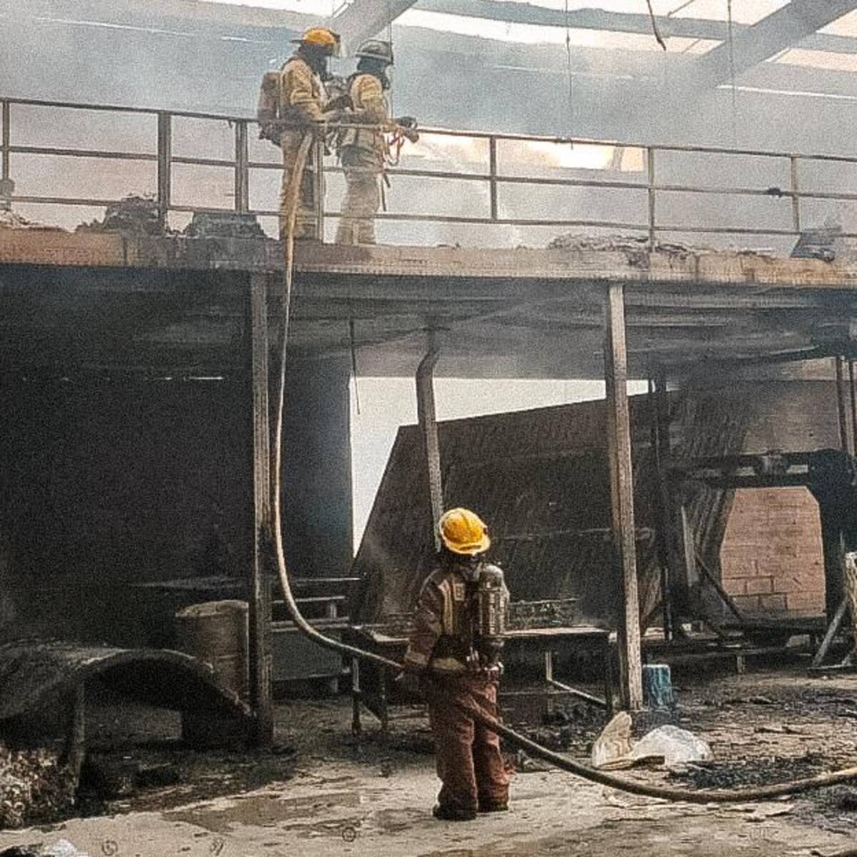 Cuatro heridos leves dejó un incendio en una colchonería de Marinilla