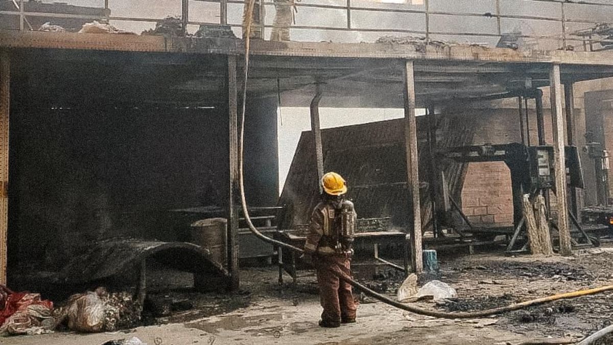 Cuatro heridos leves dejó un incendio en una colchonería de Marinilla