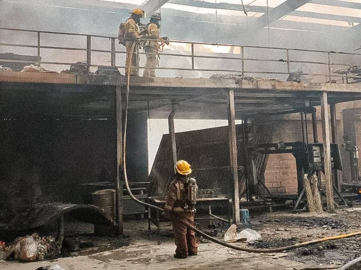 Cuatro heridos leves dejó un incendio en una colchonería de Marinilla
