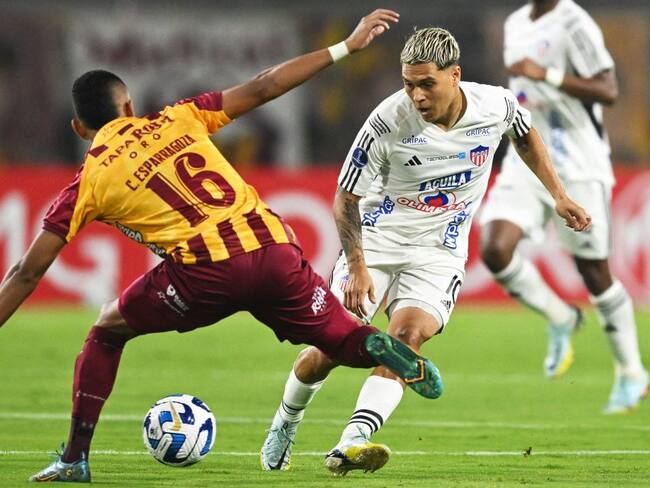 Carlos Esparragoza y Juan Fernando Quintero (Photo by RAUL ARBOLEDA/AFP via Getty Images)