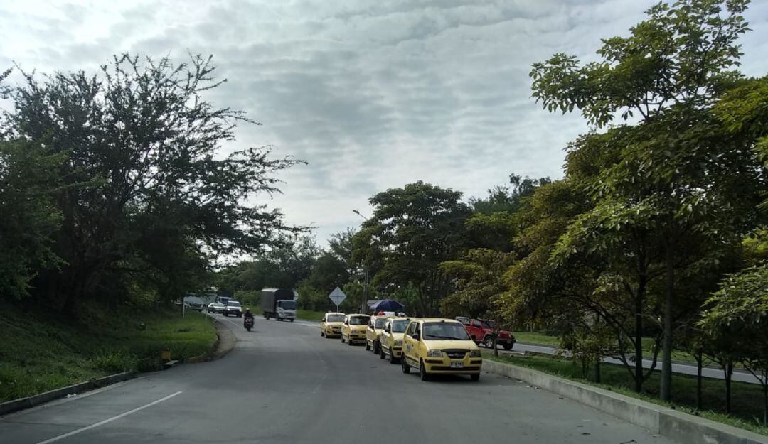 Taxis que prestan sus servicios en la variante de Ibagué