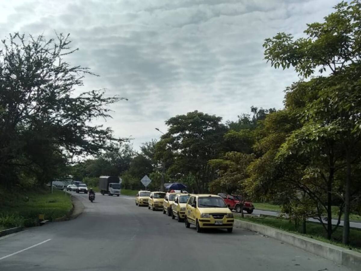 Taxistas y motos siguen prestando sus servicios en la variante de Ibagué