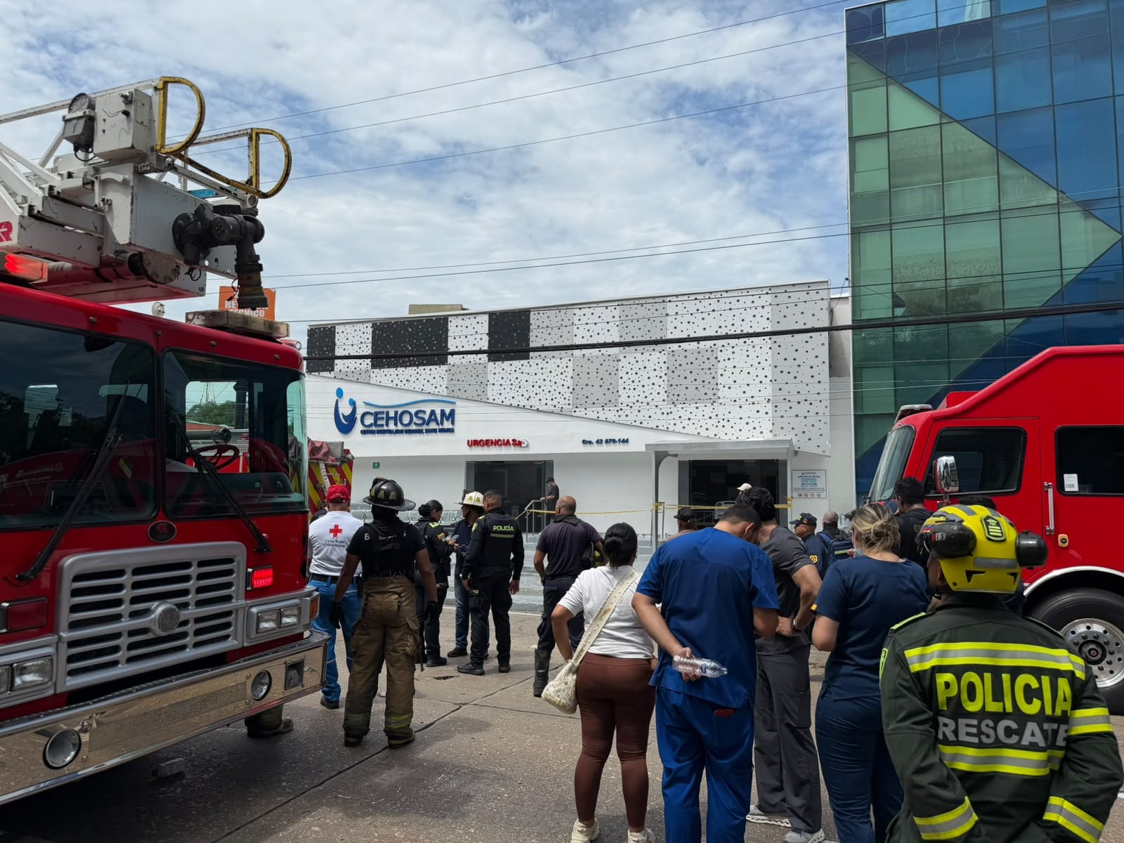 Bomberos evacúan a 256 personas tras incendio en clínica de Barranquilla