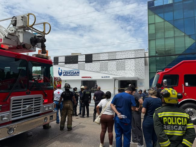 Bomberos evacúan a 256 personas tras incendio en clínica de Barranquilla